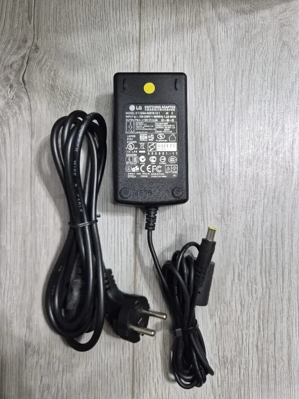 LG 12V 3.5A (DSA-0421S-12 1) adapter sa iglicom