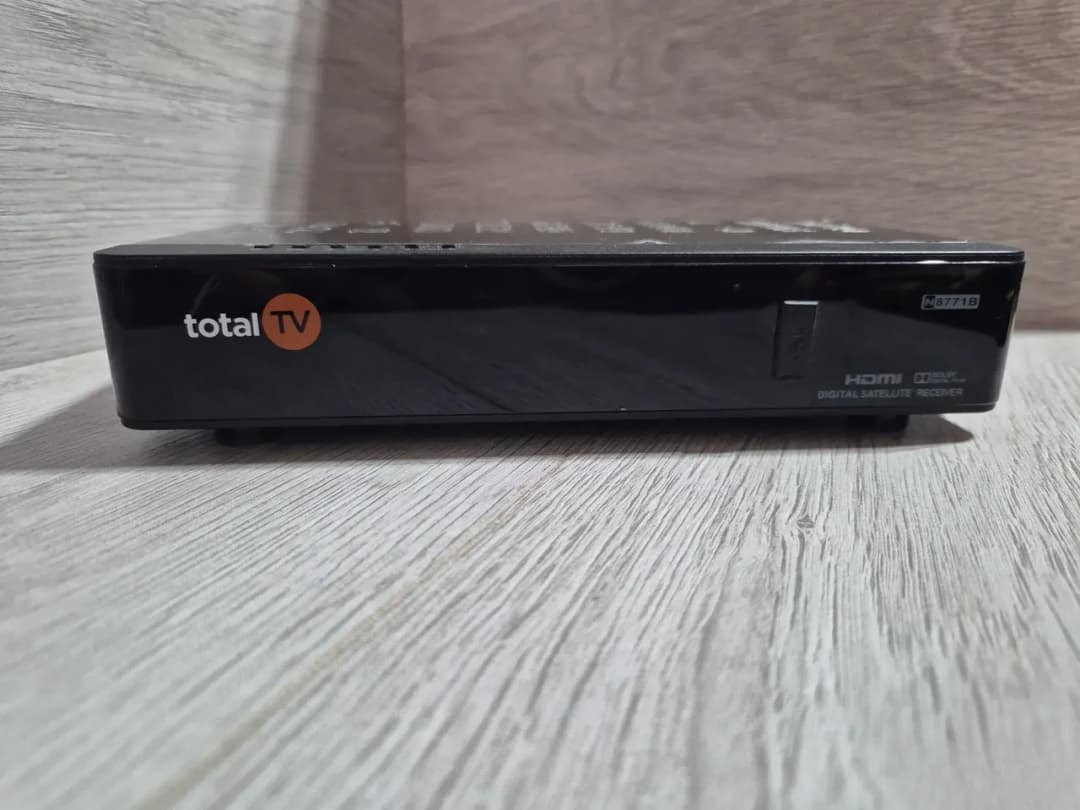 Total TV digitalni satelitski prijemnik (risiver) N8771B