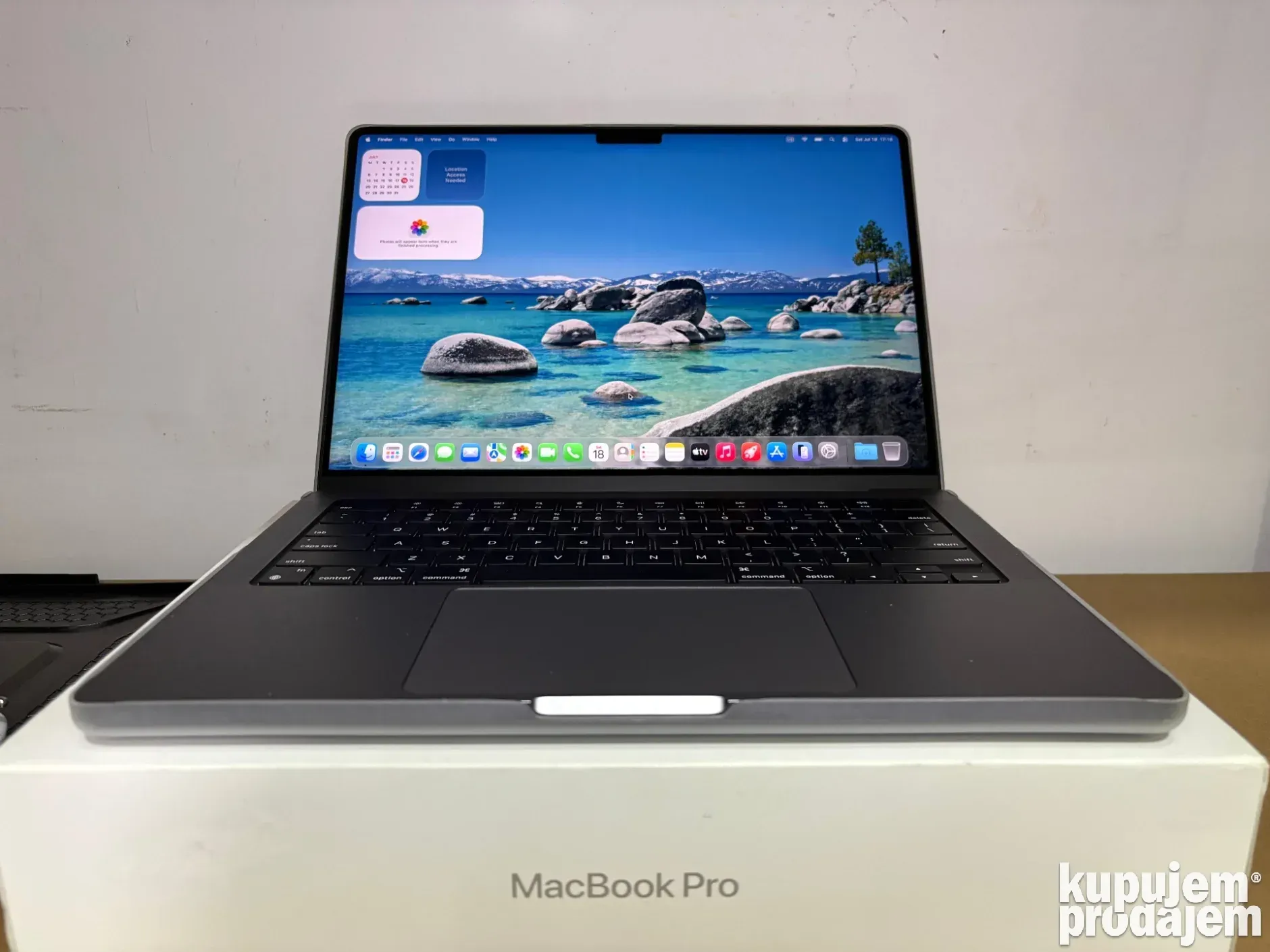 Macbook M3 Pro 14" 8/500GB Full Pack + zaštita